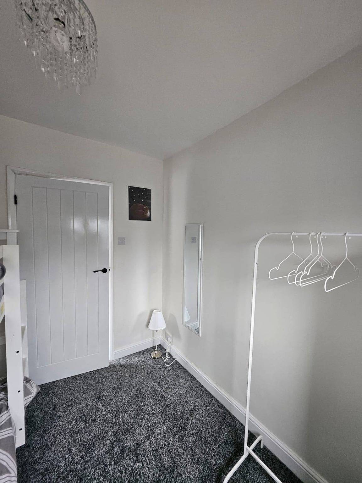 3 Bed House - Sleeps 6 - Parking - Wifi in Luton, Chiltern Hills