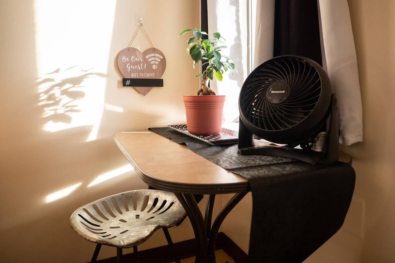 Entire apartment, Amazing Downtown Apt Roku Tv Walk Everywhere in Pittsburgh, Allegheny County