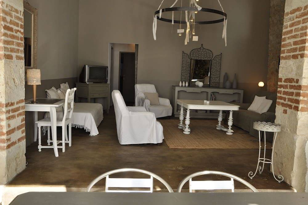 Relais de chasse du Xiiième siècle      Gîte Asphalte in Penne-d'Agenais, Quercy