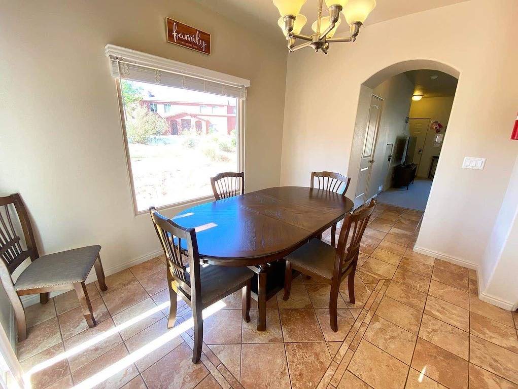 Ganze Wohnung, Spacious Townhome in Kanab! Near Zion, Bryce, and more! Pool and Hot Tub. Sleeps 8! in Kanab, Grand Staircase Escalante National Monument