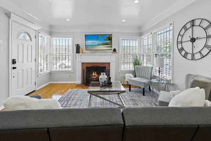 Vacation rental for 5 people, with balcony and yard in Alhambra (CA)