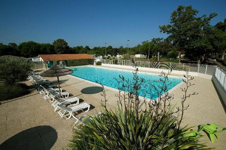 Camping pour 5 personnes, avec jardin ainsi que terrasse et piscine, animaux acceptés
