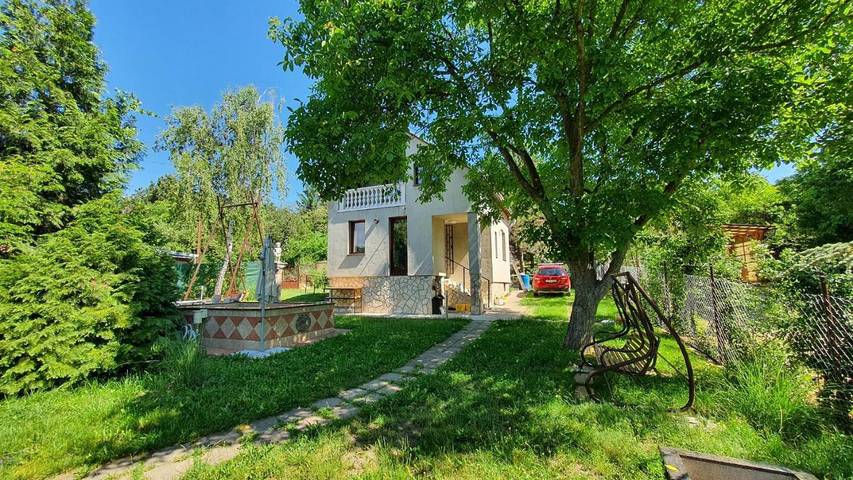 Location de vacances pour 8 personnes, avec jardin ainsi que vue et piscine dans Pilisvorosvar