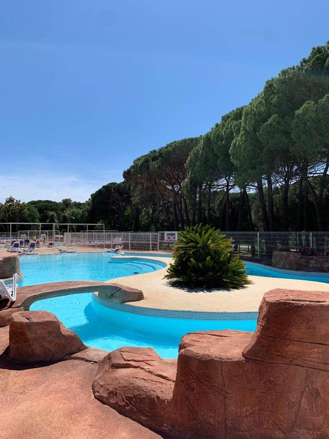 Camping pour 6 personnes, avec jacuzzi et piscine ainsi que jardin et terrasse à Puget-sur-Argens