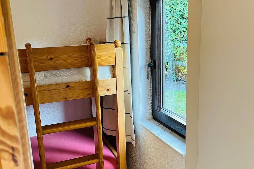 Wunderschöner Ferienbungalow mit großem Garten in Strand- und Stadtnähe in Renesse Strand, Renesse