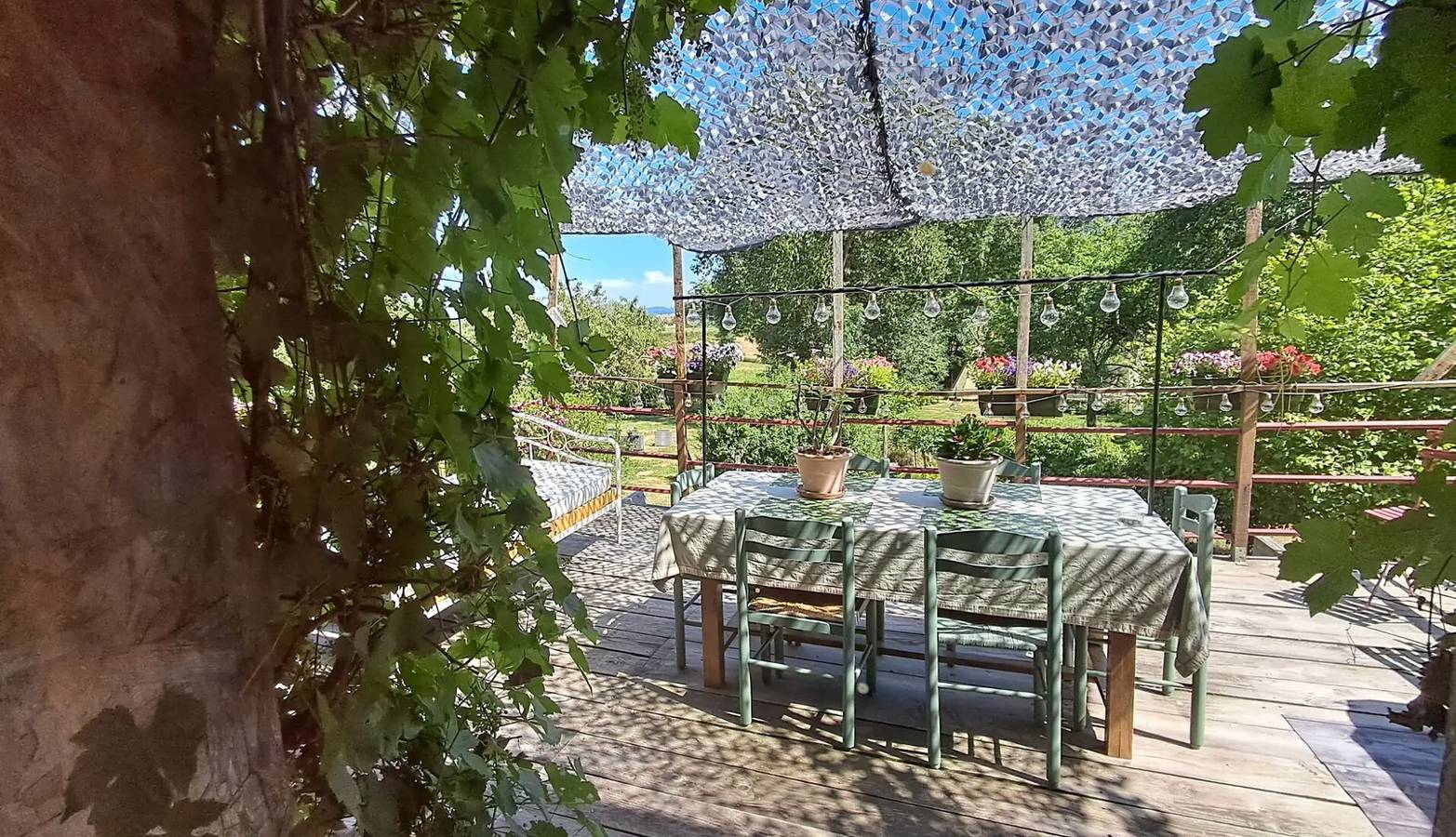 Chambres Rouge et Jaune, Table d'Hôte avec terrasse, jardin partagé et Wi-Fi in Saint-Pierre-de-Fursac, Région de Guéret