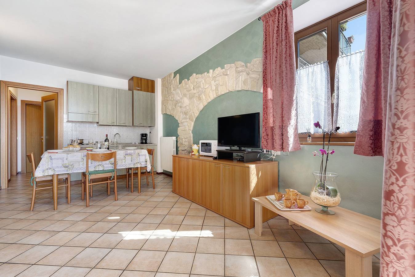 Appartement entier, Appartement de vacances 'Rustico Spagnol 3' avec vue sur le lac, piscine et Wi-Fi. in Oldesio, Tignale
