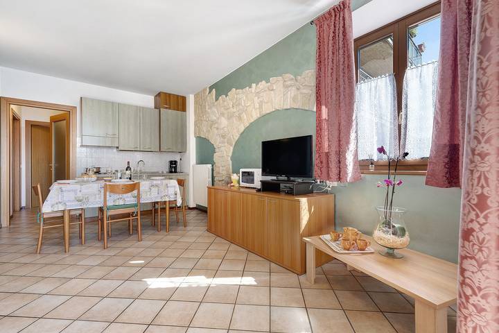 Entire apartment, Holiday Apartment 'Rustico Spagnol 3' with Lake View, Pool and Wi-Fi in Oldesio, Tignale