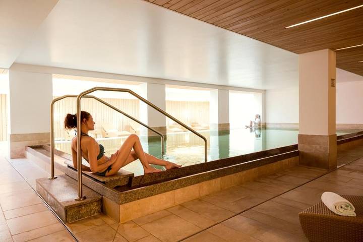 Hôtel pour 5 personnes, avec sauna ainsi que piscine et terrasse dans Zurs - 3