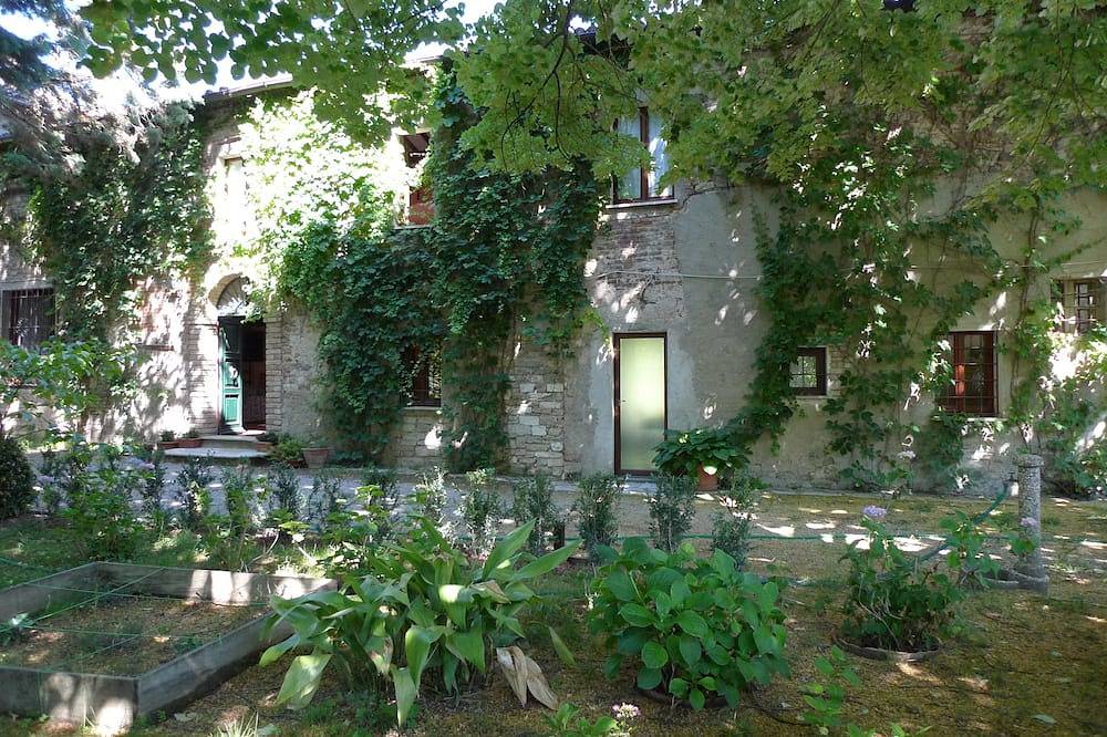 Ein Schriftsteller und Bioproduzent im oberen Tiber-Tal kreiert zum Beispiel Lebensmittel in Umbertide, Valtiberina