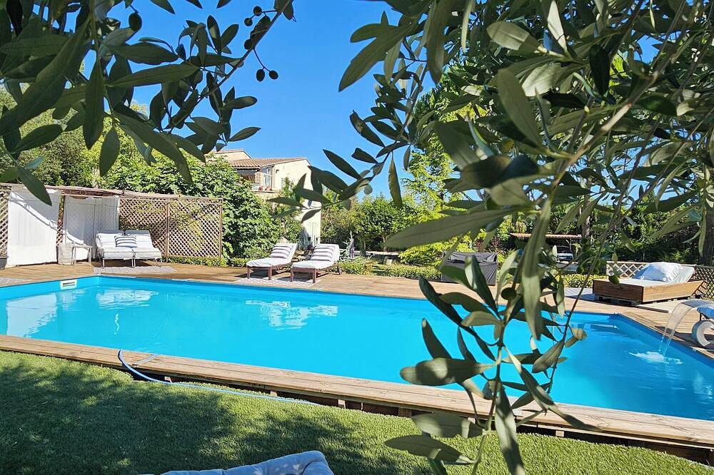 La Bastide des Oliviers Gîte  Provençal avec piscine  au coeur d'1 ha de verdure in Carpentras, Vaucluse