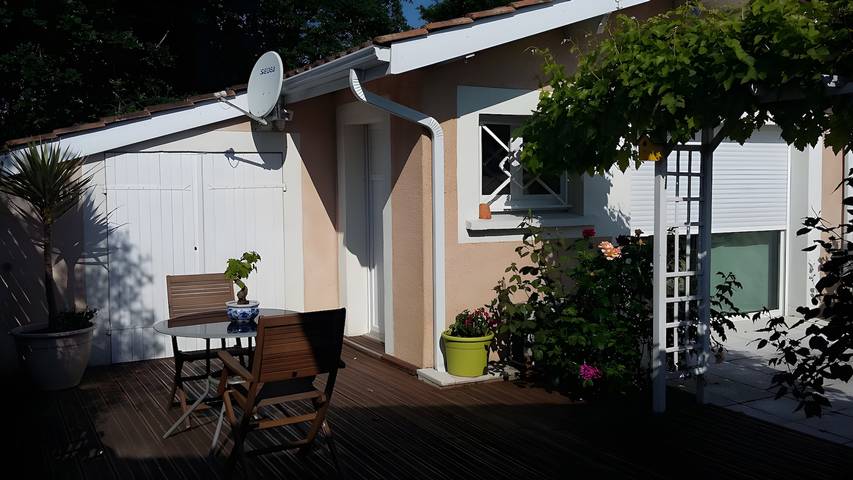 Air-Conditioned Private Guest Room – Chez Chantal et Salvador in La Teste-de-Buch, Arcachon region