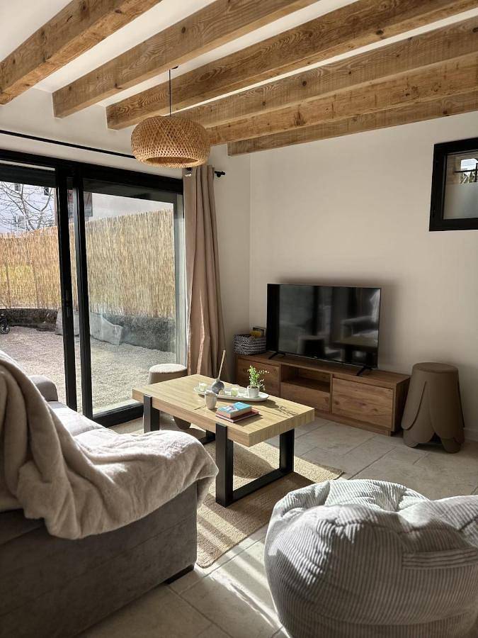 Location de vacances pour 4 personnes, avec terrasse ainsi que vue et jardin à Pouzac - 4