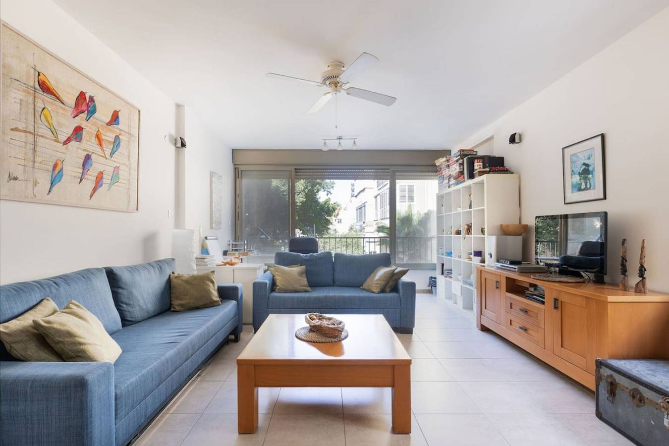 Appartement entier, Cozy 3Br Apt w Big Windows 5 Min Walk From Beach in Tel Aviv, District de Tel Aviv