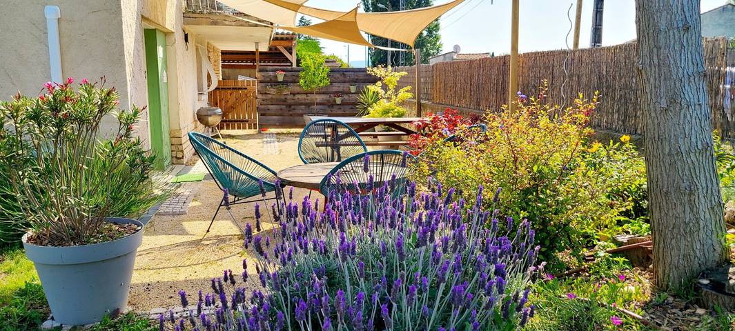 Gîte pour 4 personnes, avec terrasse et jardin