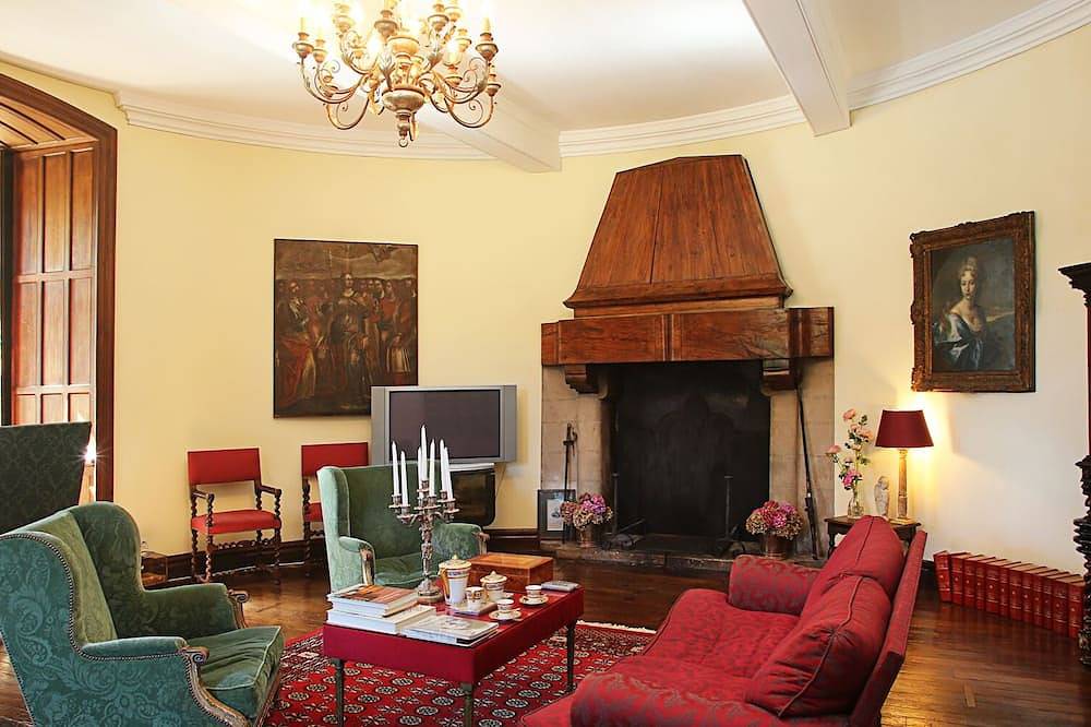 Louez un château français unique pour vos vacances en famille in Saint-Martory, Haute-Garonne
