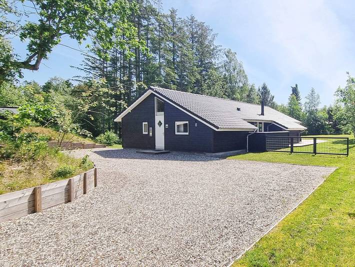 Ferieudlejning for 8 personer, med terrasse, børnevenlig i Helberskov