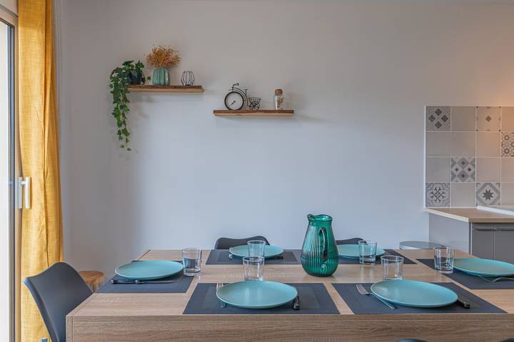 Holiday Home 'La P'tite Maison De Charlotte' with Private Terrace, Wi-Fi and Air Conditioning in Cissac-Médoc, Lesparre-Médoc Området