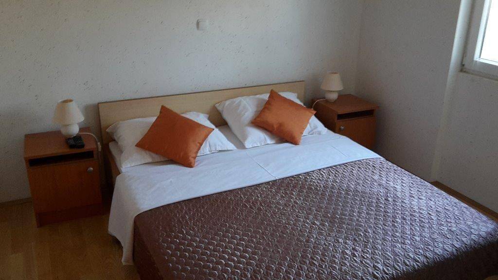 Vacation Apartment for 4 Guests in Vinjerac, Zadar