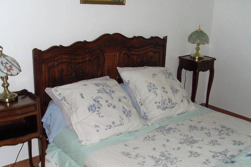 Country house. quiet nature location starry village, altitude800 m in Vachères, Regionaler Naturpark Luberon