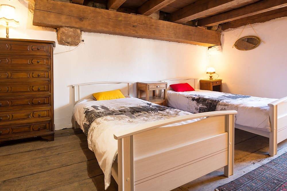 Appartement entier, Studio médiéval au cœur du village, proche commerces in Hérisson, Région de Montluçon