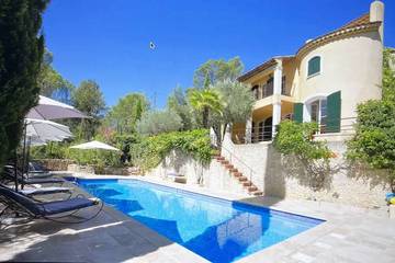 Location de vacances pour 10 personnes, avec jardin à Correns