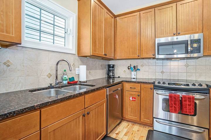 Vacation rental for 12 people, with hot tub and pool as well as yard in South Haven