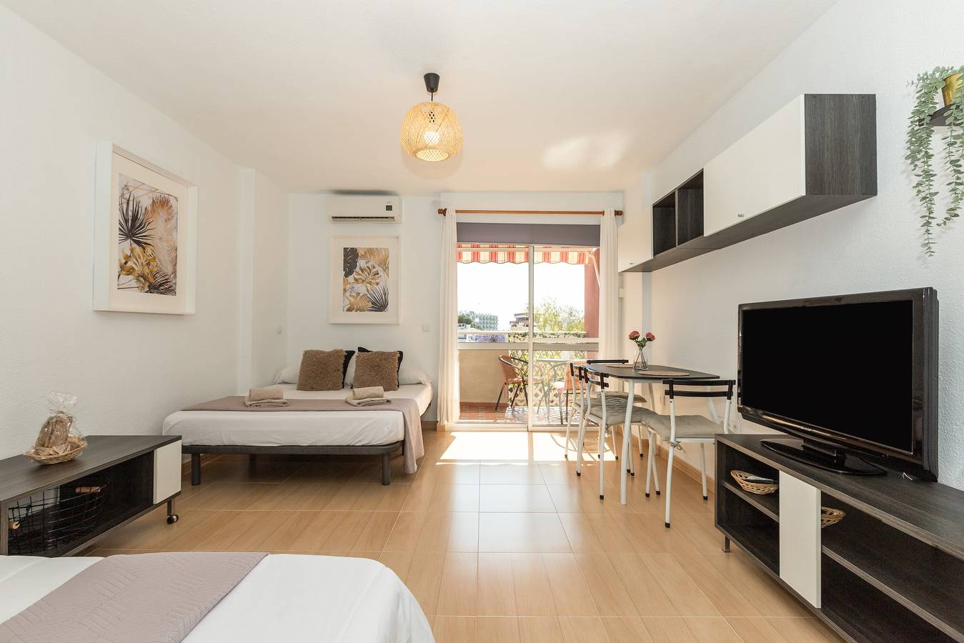 Entire studio, Studio Apartment 'Estudio Ed Jupiter Benalmadena' with Sea View, Wi-Fi and Shared Pool in Benalmádena Costa, Benalmádena