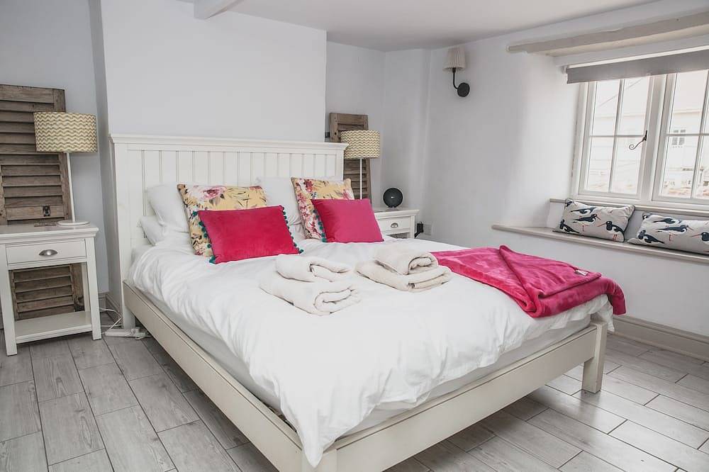 The Moorings - lovely beach front fisherman's cottage in Hope cove, South Devon in South Huish, Hope Cove