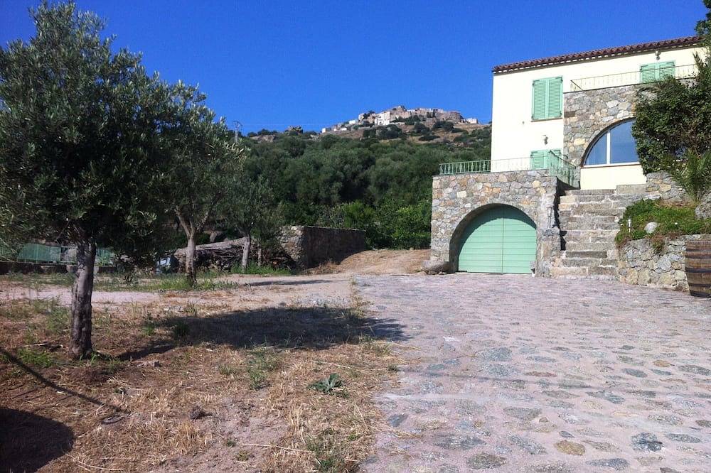 Neue Villa zwischen Meer und Berg in der Nähe aller Geschäfte. in Aregno, Calvi und Umgebung