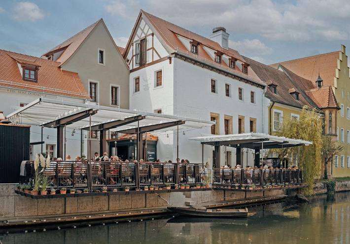 Hotel, mit Terrasse