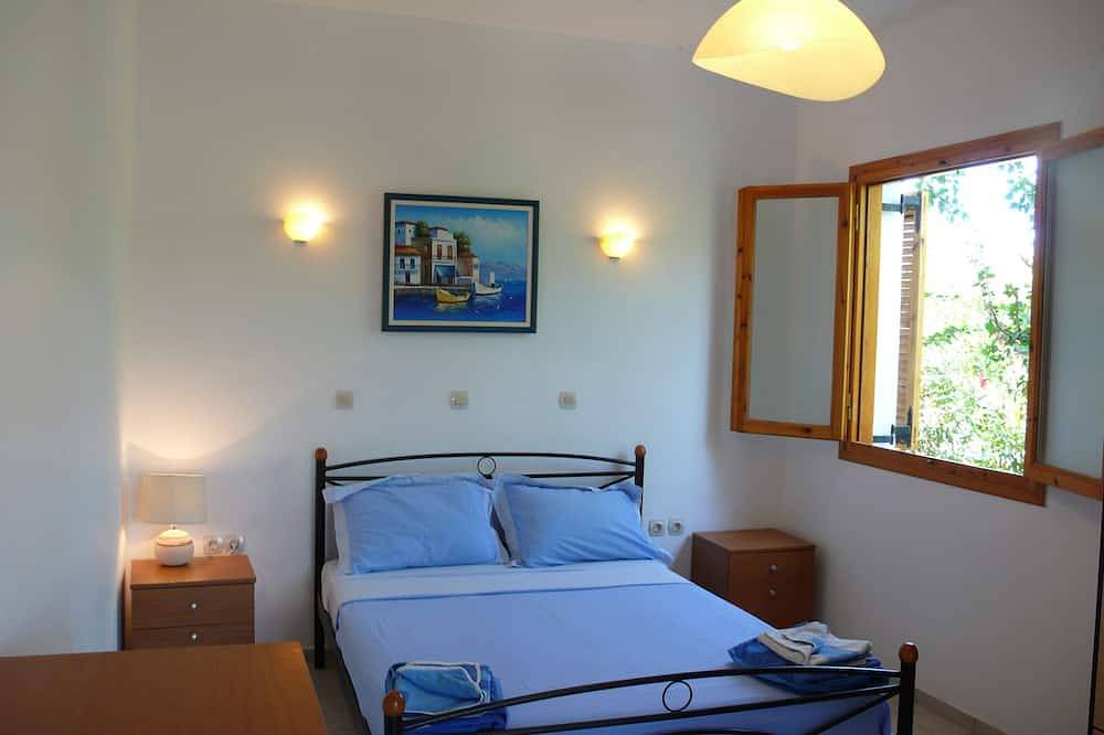 Spacious 3 becroom Villa with private pool, patio and roof terrace. in Roumeli, Rethymno und Umgebung