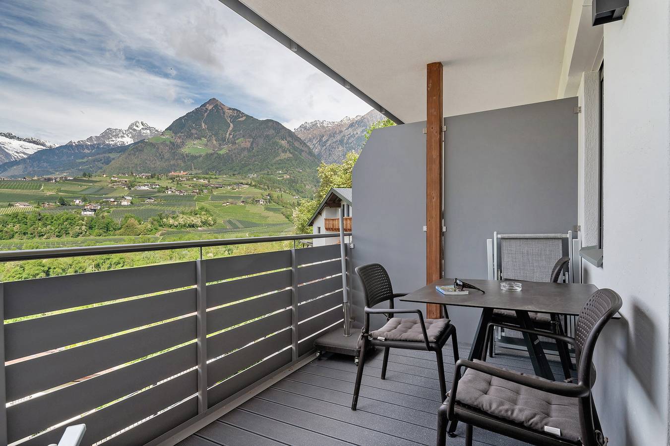 Apartamento inteiro, Apartamento 'De Luxe 1' com vista para a montanha, terraço privado e acesso Wi-Fi in Scena, Alpes de Sarentino