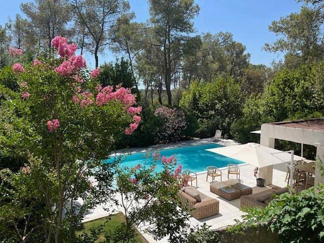 Location de vacances pour 8 personnes, avec piscine ainsi que jardin et terrasse dans Le Triadou