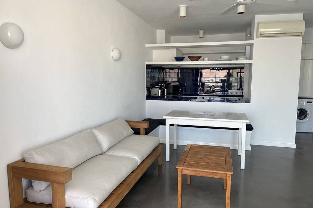 Entire apartment, In a very quiet area within the village in Fornells, Es Mercadal