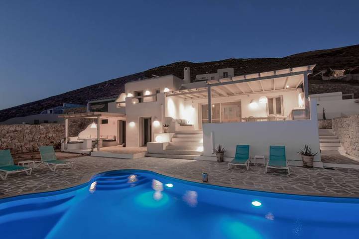 Vacation rental for 9 people, with yard and hot tub in Naxos