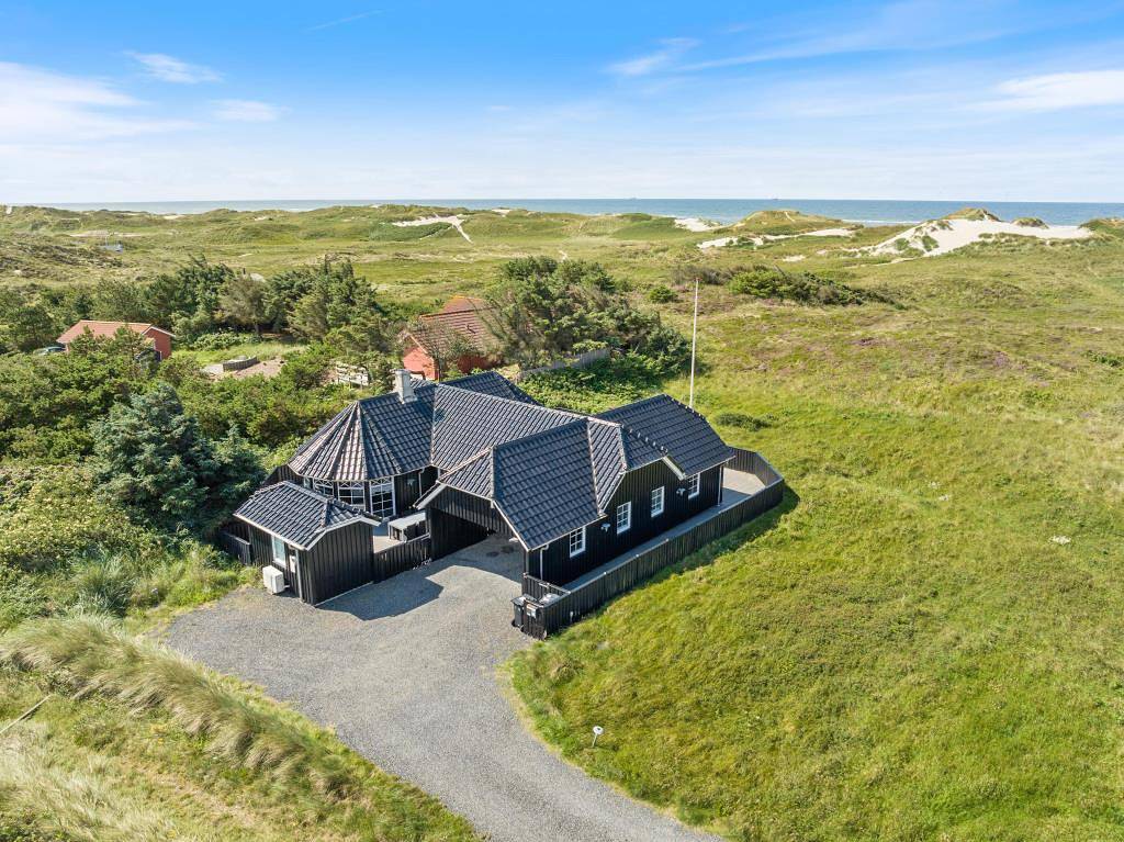 Schönes Ferienhaus, mit schöner Terrasse und Außendusche in Søndervig, Holmsland Klit