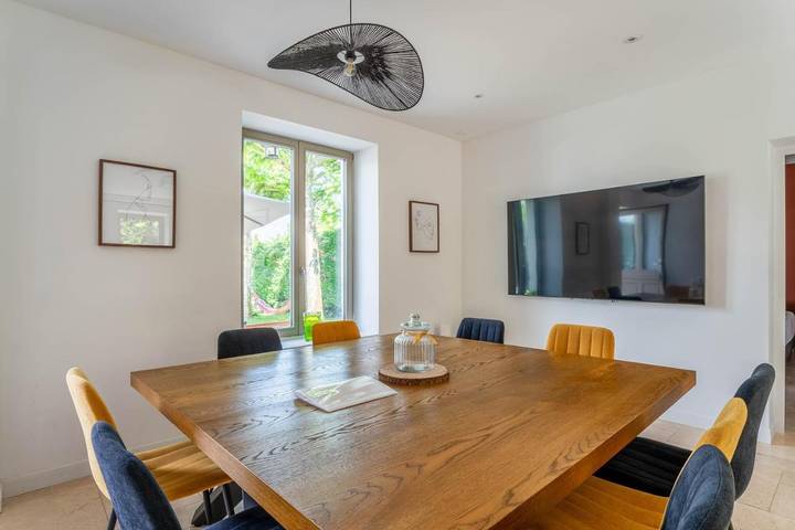 Location de vacances pour 14 personnes, avec jardin ainsi que piscine et balcon à Dardilly - 3