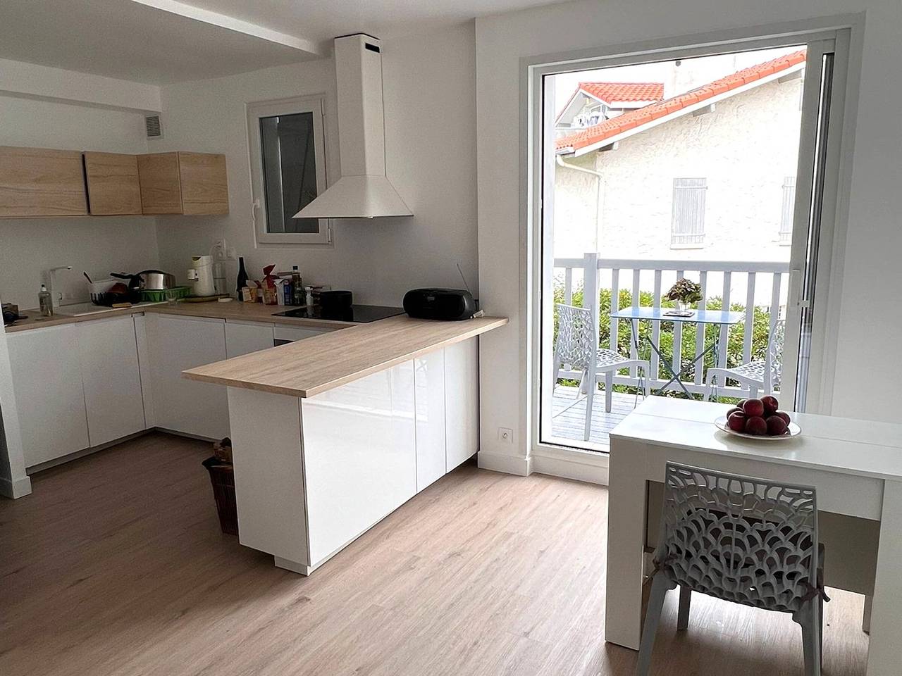 Entire apartment, Charming Renovated 1Br Apartment with Balcony & Parking, Steps from Capbreton Beaches in Capbreton, Côte d’Argent