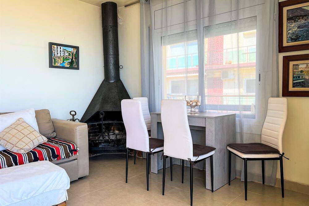 Ganze Wohnung, Apartment 4/5 Pax with direct access to the beach. It has a community pool. Excellent location, bars, restaurants, shops and promenade. Free Wifi. Vivalidays Mar. in Santa Susanna, Costa del Maresme