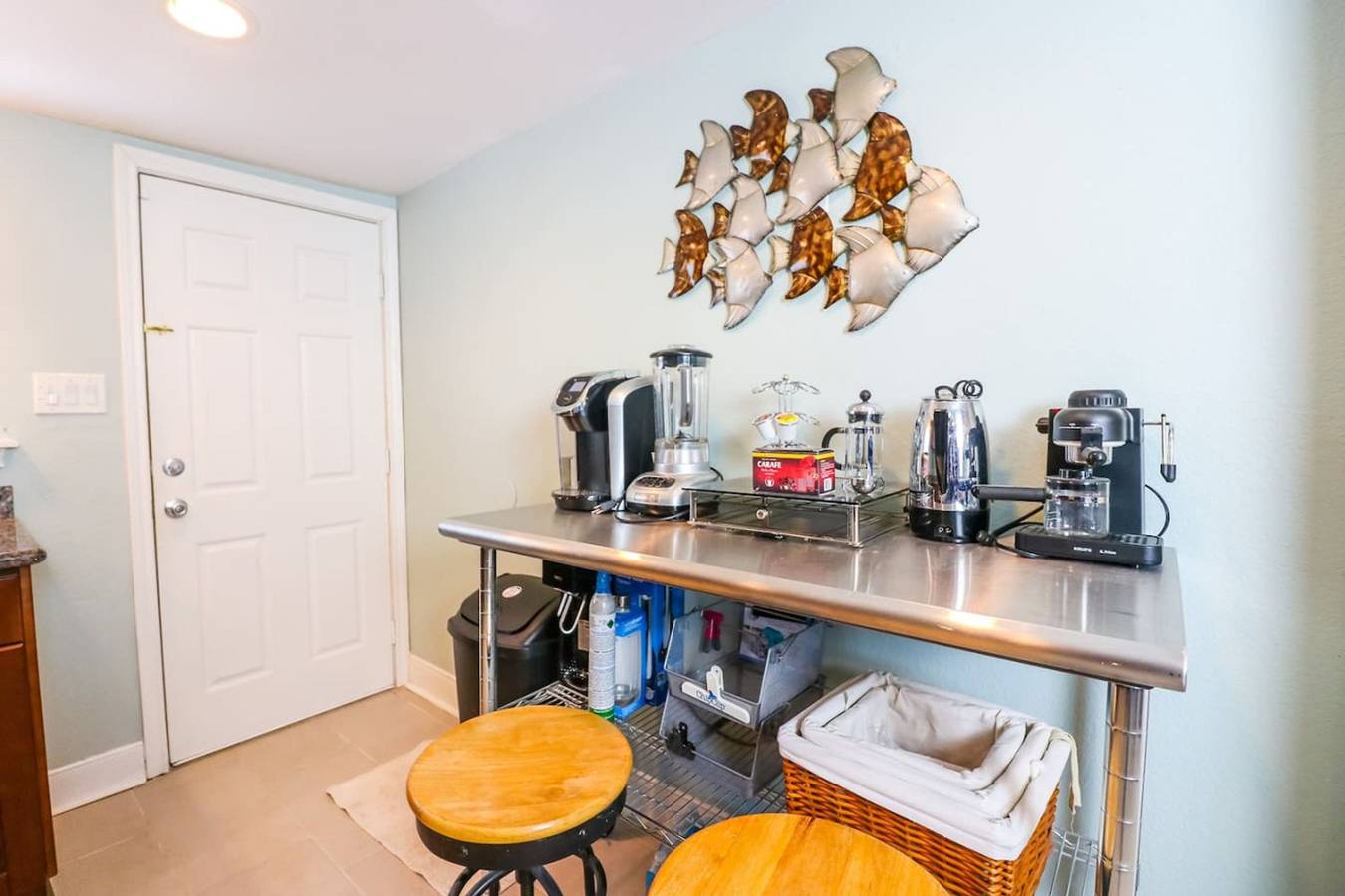 Great location, spacious yard, & coffee bar in Galveston Island, Galveston