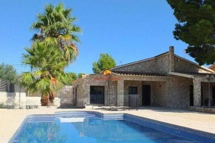 Chalet pour 8 personnes, avec piscine ainsi que jardin et balcon à L'Ametlla de Mar