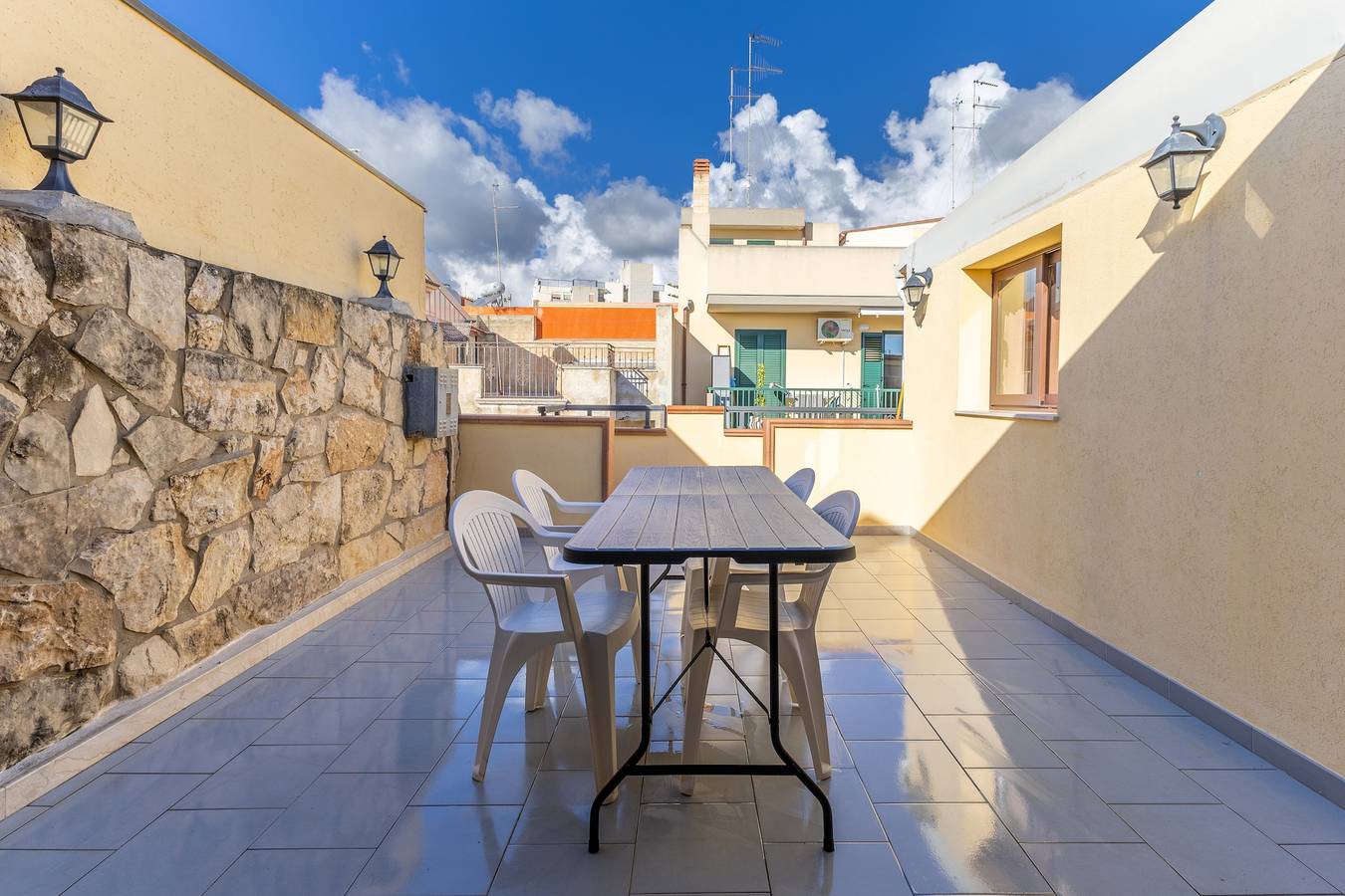 Appartamento intero, Casa Carolina con Terrazza Privata, Wi-Fi e Aria Condizionata in Pozzallo, Provincia di Ragusa