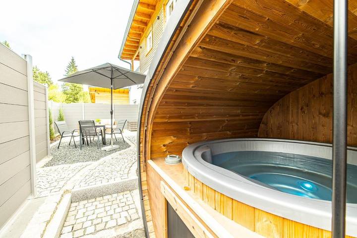 Ferienwohnung für 4 Personen, mit Whirlpool und Terrasse sowie Garten und Sauna