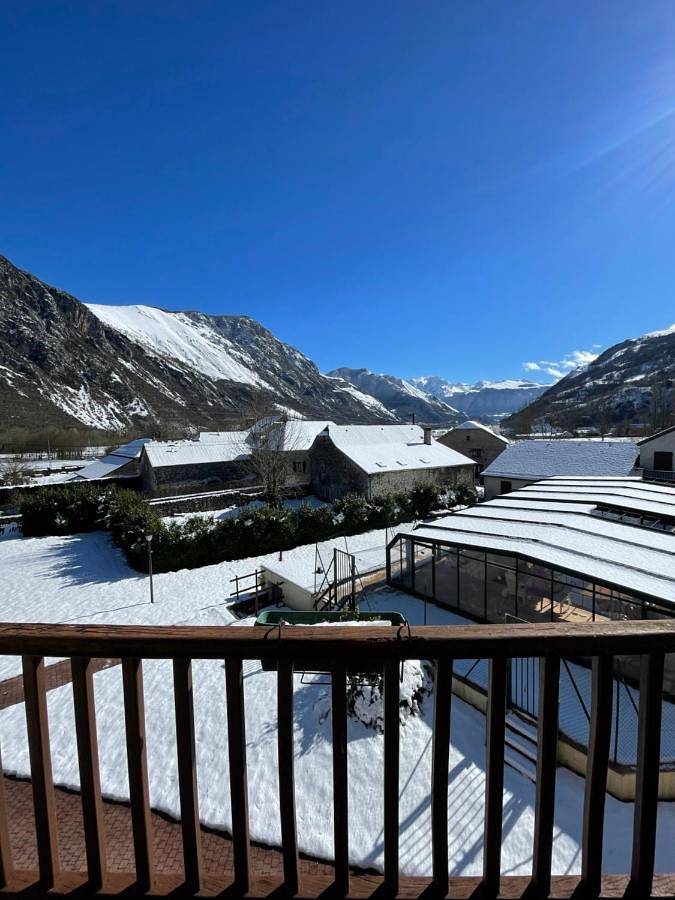 Gîte pour 5 personnes, avec bassin pour enfant et balcon ainsi que piscine et vue à Bielle (Pyrénées-Atlantiques)