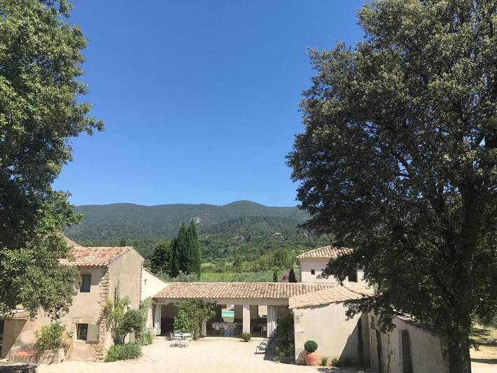 Location de vacances pour 12 personnes, avec vue ainsi que jardin et piscine, animaux acceptés à Vaugines - 4