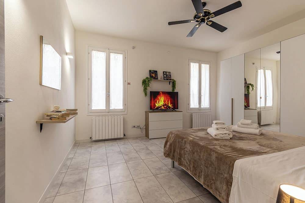 Entire apartment, [Cà Pico With Wifi]★★★★★-a few steps from the center in Mirandola, Modena Province