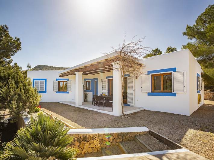 Villa for 6 people, with Terrace and Garden as well as Pool in Cala Tarida