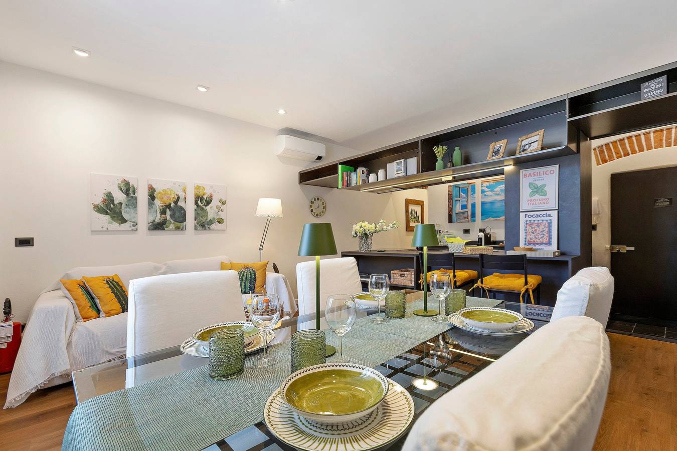 Apartamento entero, Céntrico y tranquilo apartamento 'Piazzetta della Torre' con aire acondicionado in Chiavari, Riviera di Levante