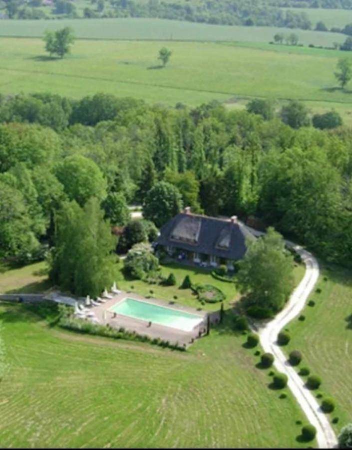 Location de vacances pour 8 personnes, avec Terrasse ainsi que Jardin et Piscine à Nexon